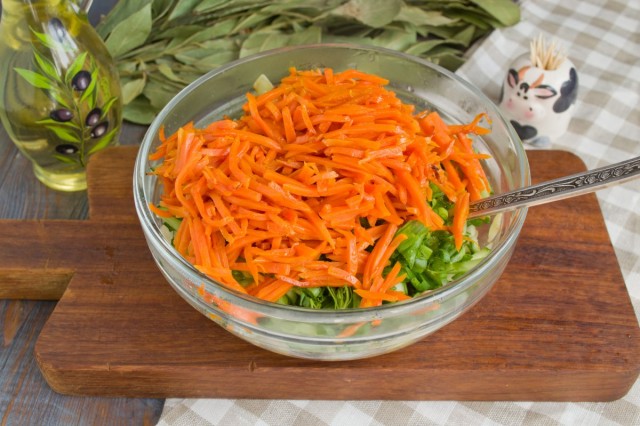 Кладем в салат морковь, соль и специи