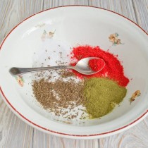 Насыпаем в миску 2-3 чайные ложки семян тмина