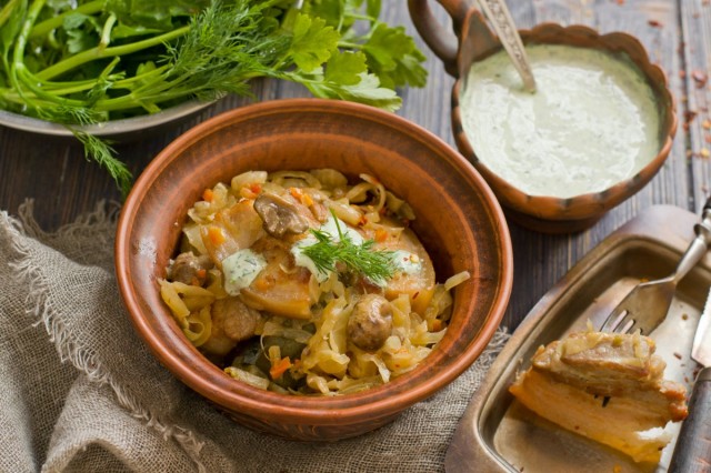 Свиная грудинка с тушеной капустой и грибами Свиная грудинка с тушеной капустой и грибами
