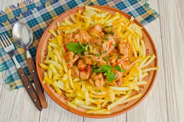 Азу по-татарски с солёными огурцами и картофелем Азу по-татарски с солёными огурцами и картофелем