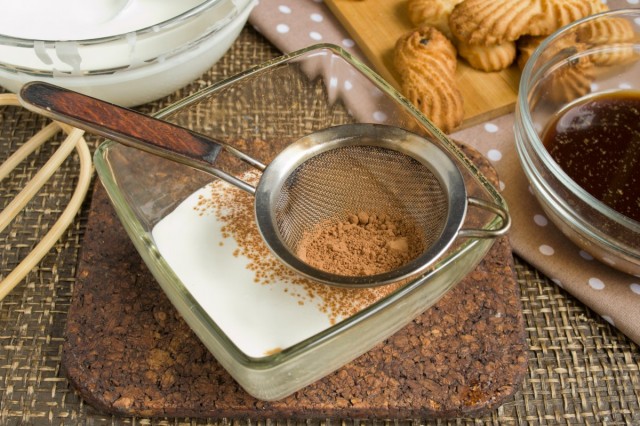 Опять - слой сливочного крема, который припудриваем какао