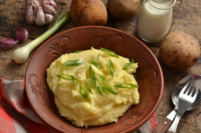 Картофельное пюре — рецепт с молоком и маслом