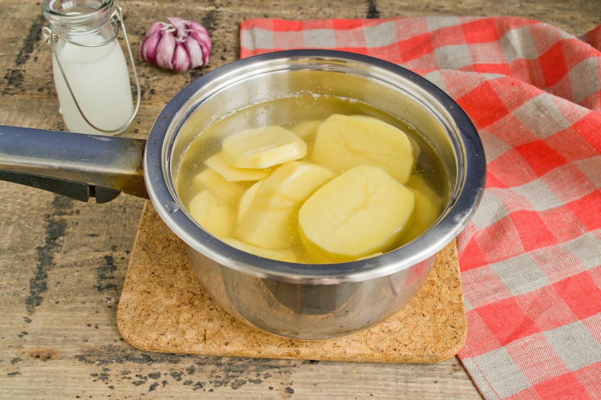 Как варить пюре на воде. Картошка варится. Картошка пюре в кастрюле. Пюре из картошки через сито. Картошка масло молоко.