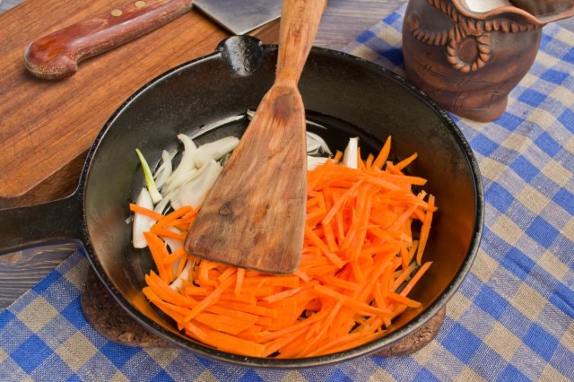 В сковороде пассеруем лук и морковь