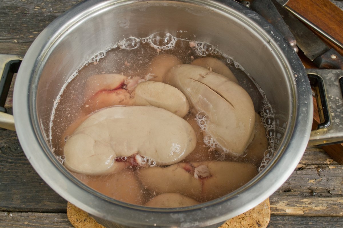 Вкусные тушеные свиные почки с чесноком – пошаговый рецепт приготовления с фото