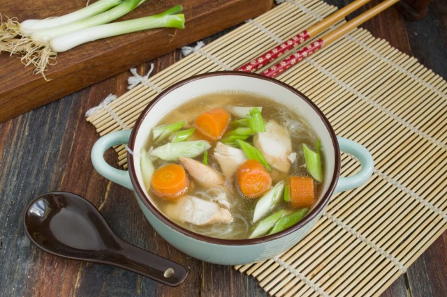 Китайский куриный суп с фунчозой готов!