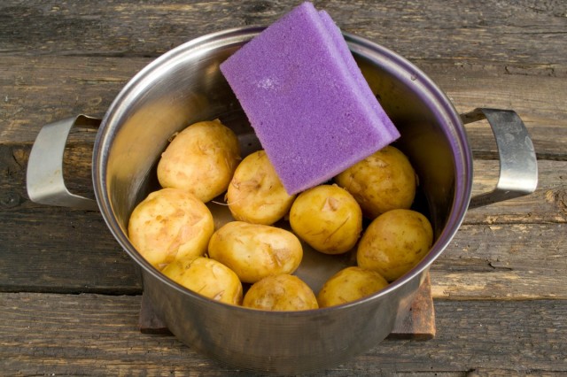 Чистим губкой для мытья посуды молодой картофель