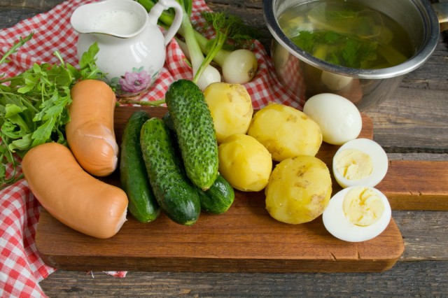 Ингредиенты для окрошки с колбасой на овощном бульоне