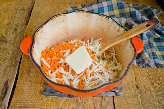 Морковь, корень сельдерея, соль и сливочное масло добавляем в кастрюлю