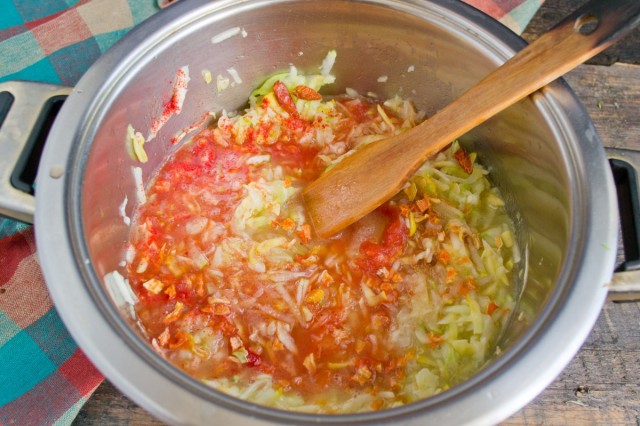 Протираем томаты через сито, добавляем к остальным овощам