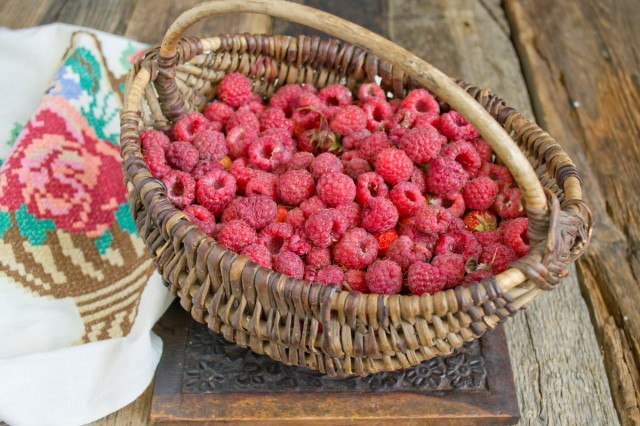 Чистим ягоды, заливаем водой, чтобы избавиться от личинок
