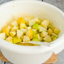 Режем яблочки кубиками, бросаем в тесто
