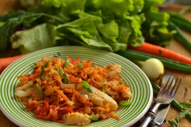 Хек с овощами — рыба для низкокалорийного, но вкусного меню