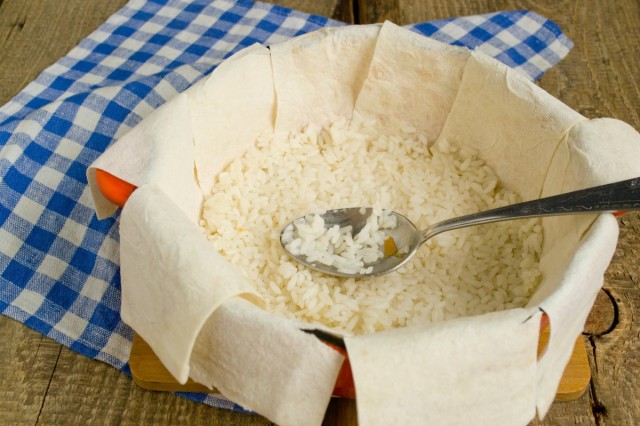 Выкладываем часть риса на дно кастрюли