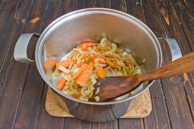 Обжариваем морковку и репчатый лук 10 минут, затем перекладываем овощи в суповую кастрюлю