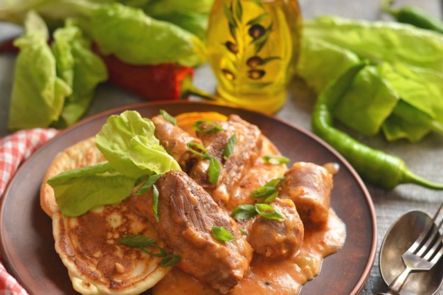 Мачанка по-крестьянски с колбасками и свиными рёбрышками