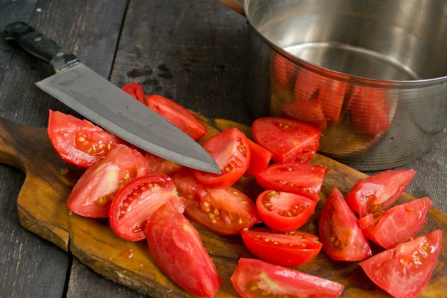 Разрезаем томаты на 2-4 части, вырезаем плодоножку