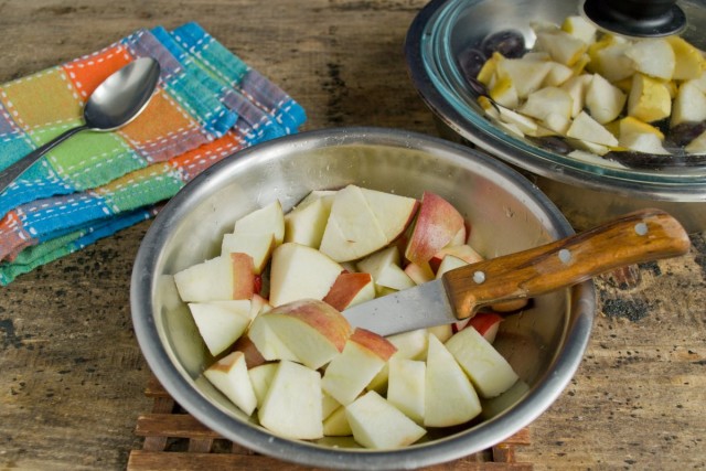 Яблоки нарезаем кубиками одинакового размера с грушами