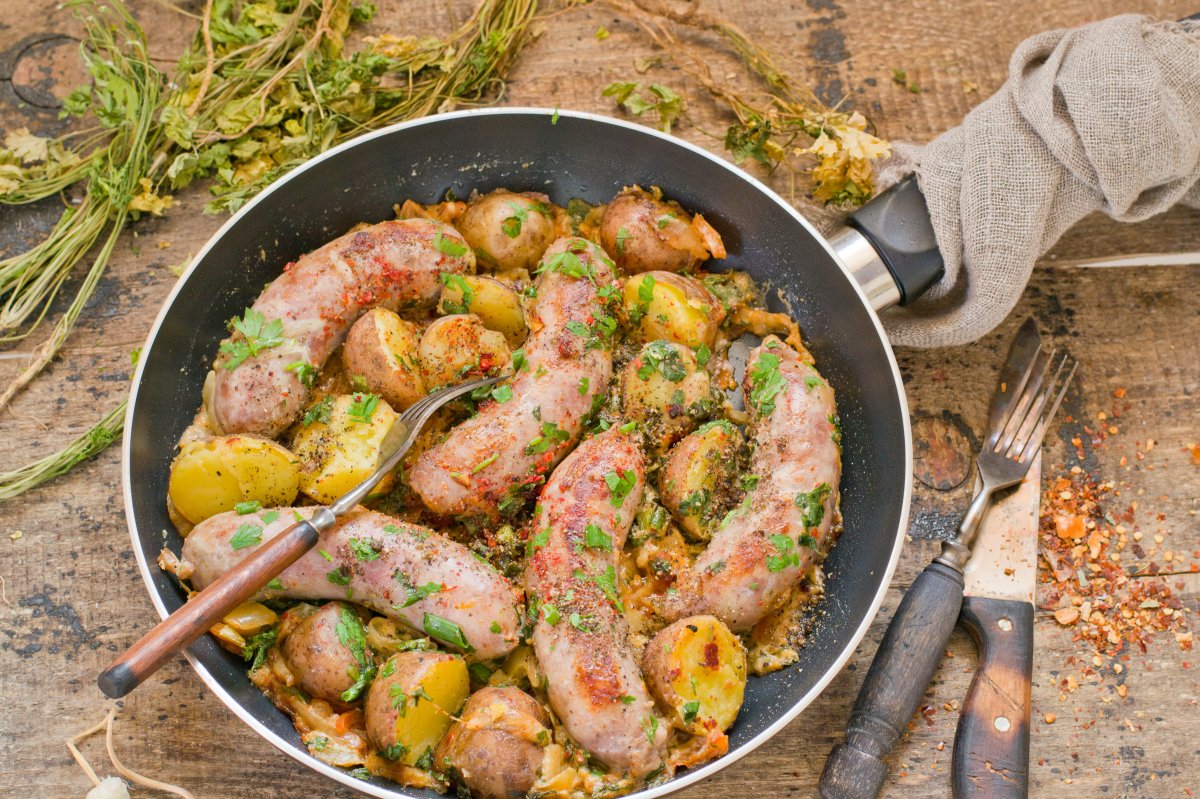 Ужин для всей семьи: жаркое со свиной колбасой, морковью и картофелем, рецепты с фото