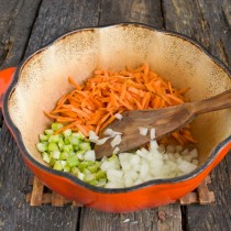 Бросаем сельдерей, морковь и репчатый лук в разогретое масло