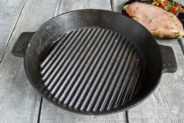 Ставим сухую сковороду на плиту и включаем нагрев