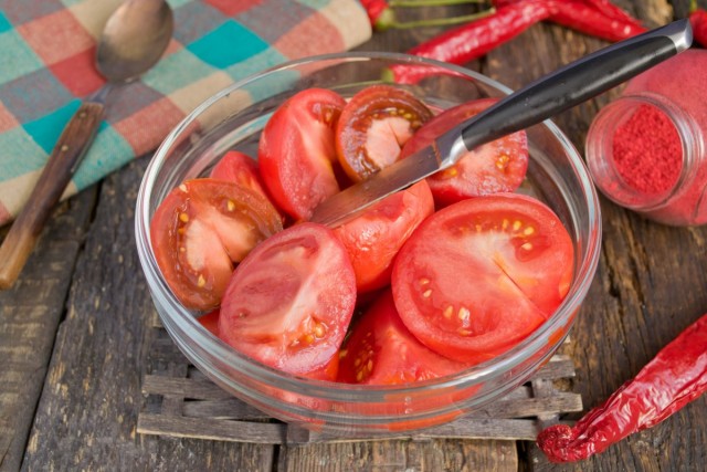 Нарезаем крупно обработанные томаты 