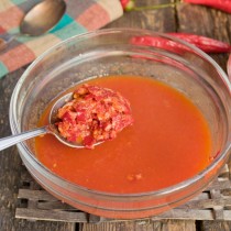 Смешиваем томатное пюре с кашицей из чеснока и чили