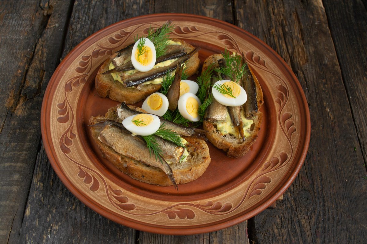 Оригинальные бутерброды со шпротами и яйцом – пошаговый рецепт приготовления с фото