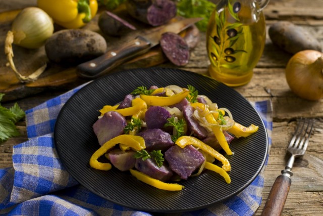 Постный салат с фиолетовым картофелем