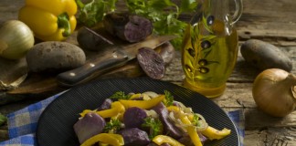 Постный салат с фиолетовым картофелем