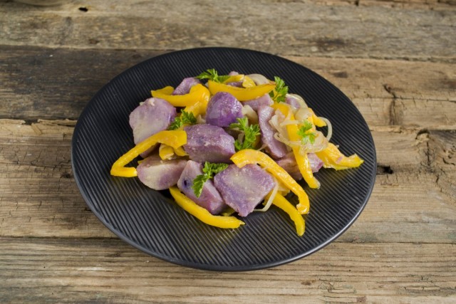 Украшаем постный салат с фиолетовым картофелем свежей зеленью