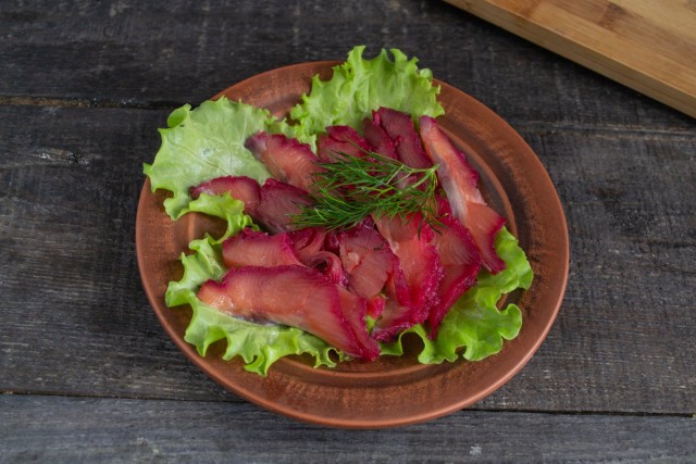 Выкладываем готовую скандинавскую рыбную закуску на салатные листья