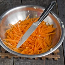 Морковь натираем на крупной тёрке или режем тонкой соломкой