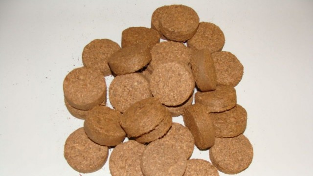 Кокосовые таблетки, («кокогрунт») выполнены из спрессованного кокосового материала 