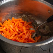 Бросаем в кастрюлю морковь