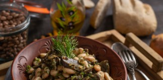 Говяжьи почки с фасолью — простой тёплый салат