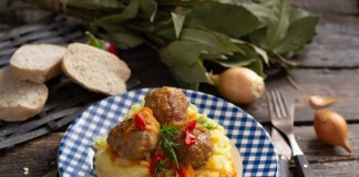 Итальянские мясные шарики в соусе с картофельным пюре