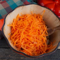 Добавляем тёртую морковку