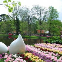 Кёкенхоф также располагает крупнейшим парком скульптур в Нидерландах