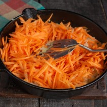 Добавляем морковку к обжаренному луку