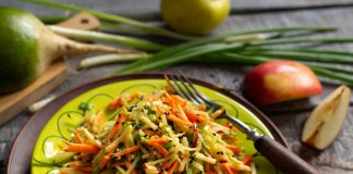 Полезный салат из зелёной редьки с морковью