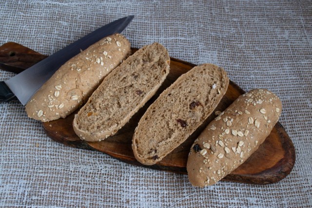 Булочки из цельнозернового хлеба разрезаем вдоль пополам, подсушиваем в духовке или в тостере