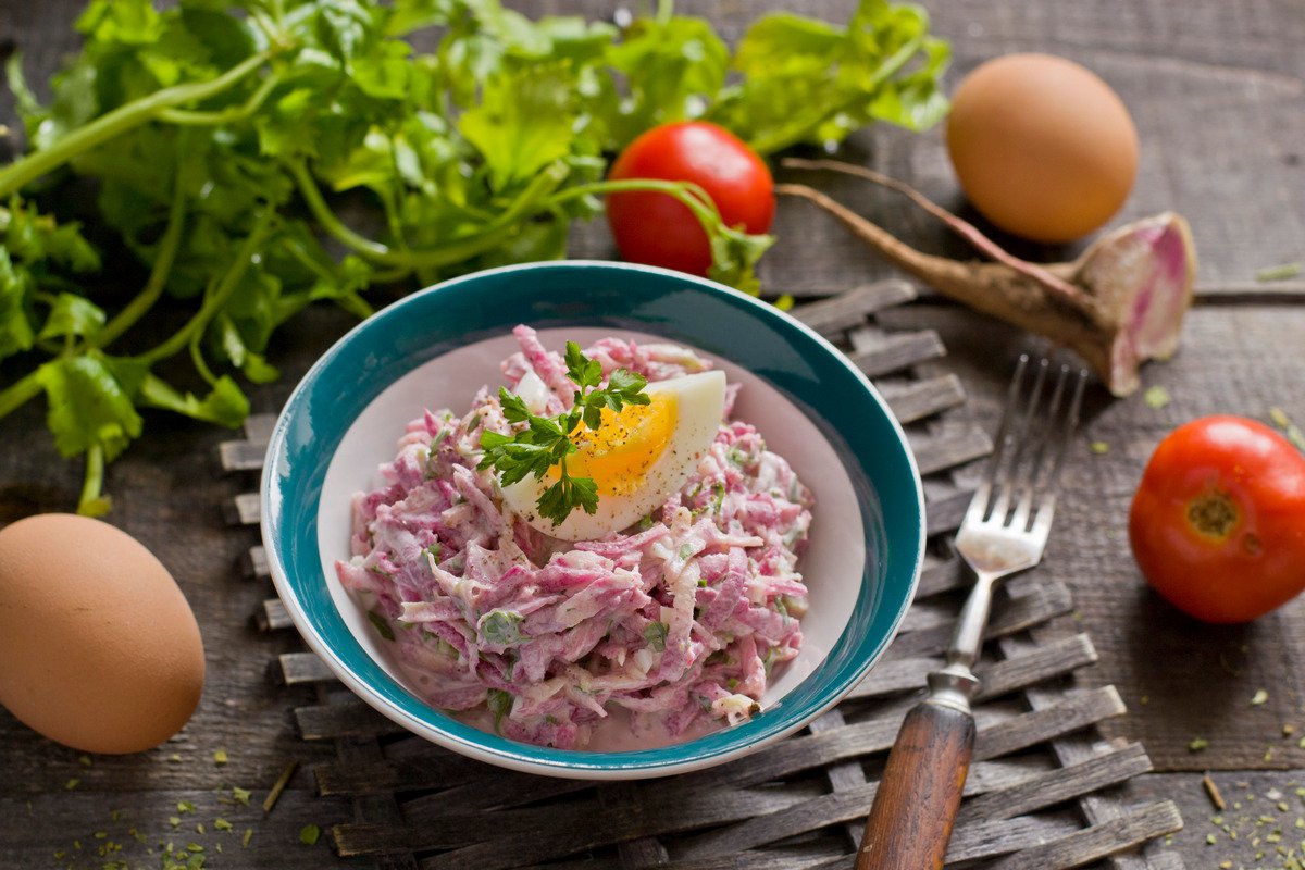 Салат с редиской, сыром и яйцами - Лайфхакер