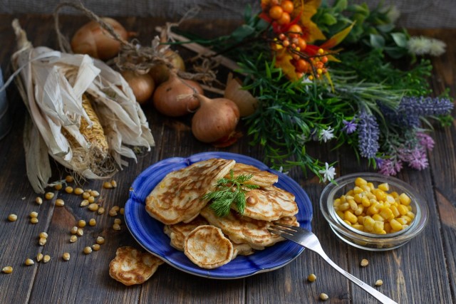 Оладьи с кукурузой и луком — настоящий домашний фаст-фуд
