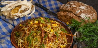Оригинальный салат «Муравейник» с колбасой и кукурузой