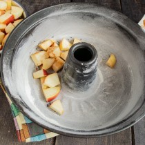 Высыпаем нарезанные яблоки в подготовленную форму, посыпаем корицей