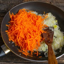 Добавляем морковку, солим и тушим 20 минут. В конце вливаем яблочный уксус, добавляем сахарный песок