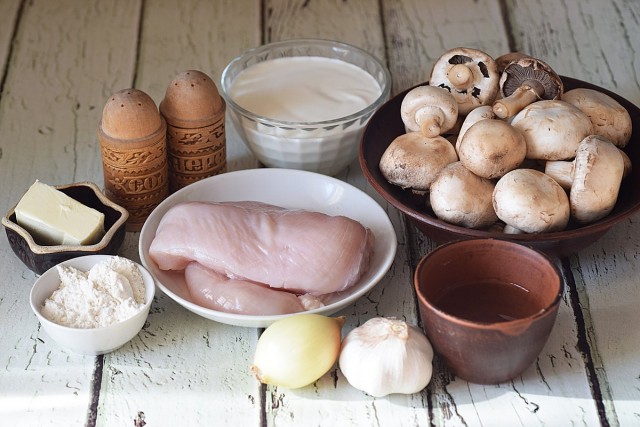 Ингредиенты для универсальной подлива с курицей и грибами