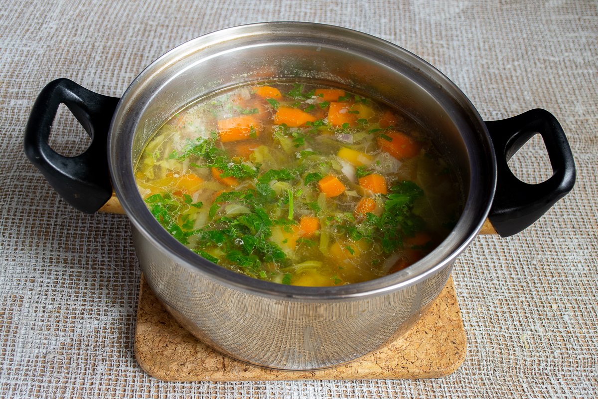 Сварить суп на воде. Щи из молодой капусты красивое фото. Суп заваривать в кружке. Варит суп. Какой суп сварить на обед.