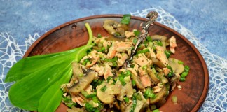 Салат с черемшой, лососем и шампиньонами — питательный весенний обед